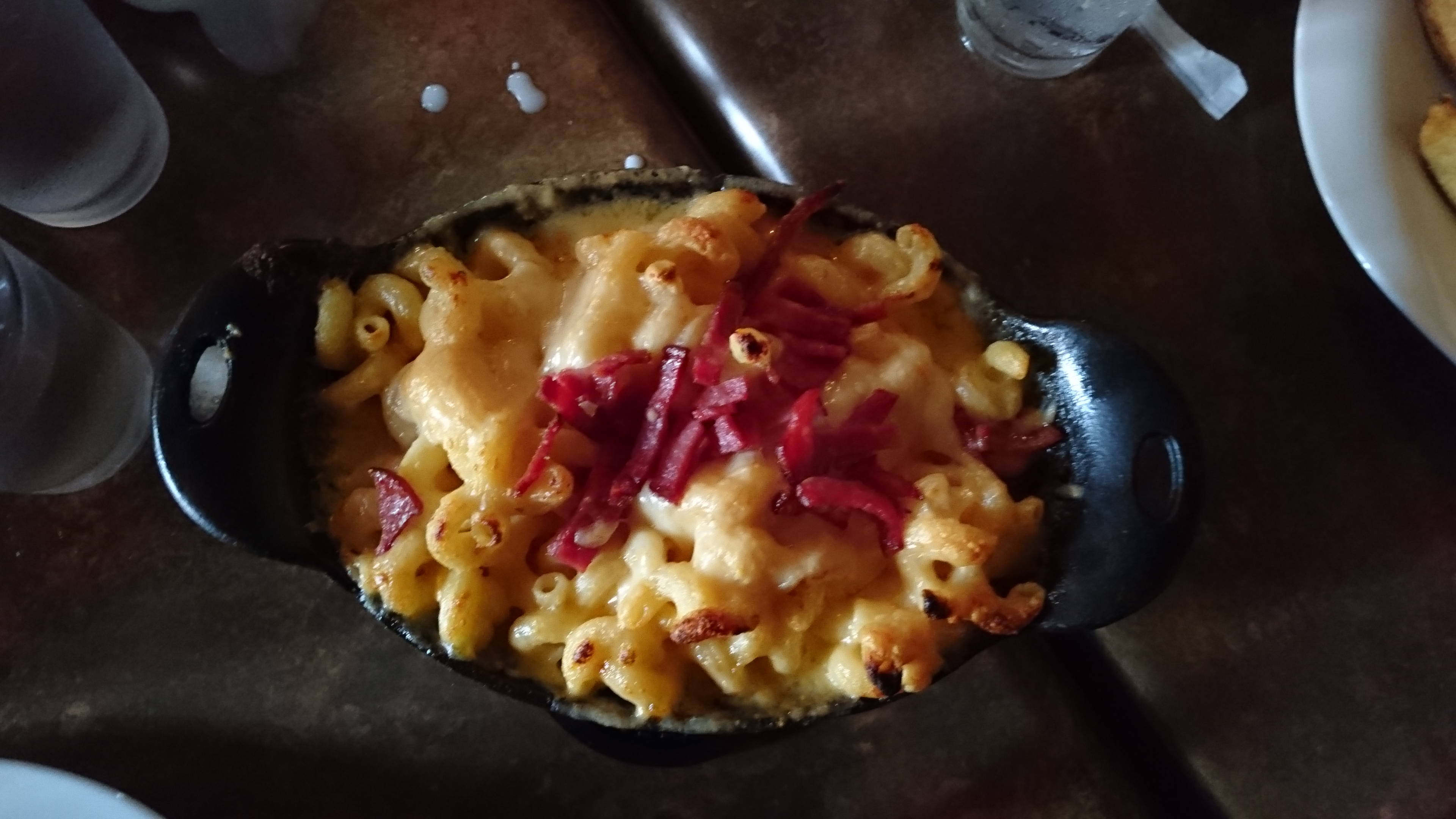 Mac and cheese with turkey bacon